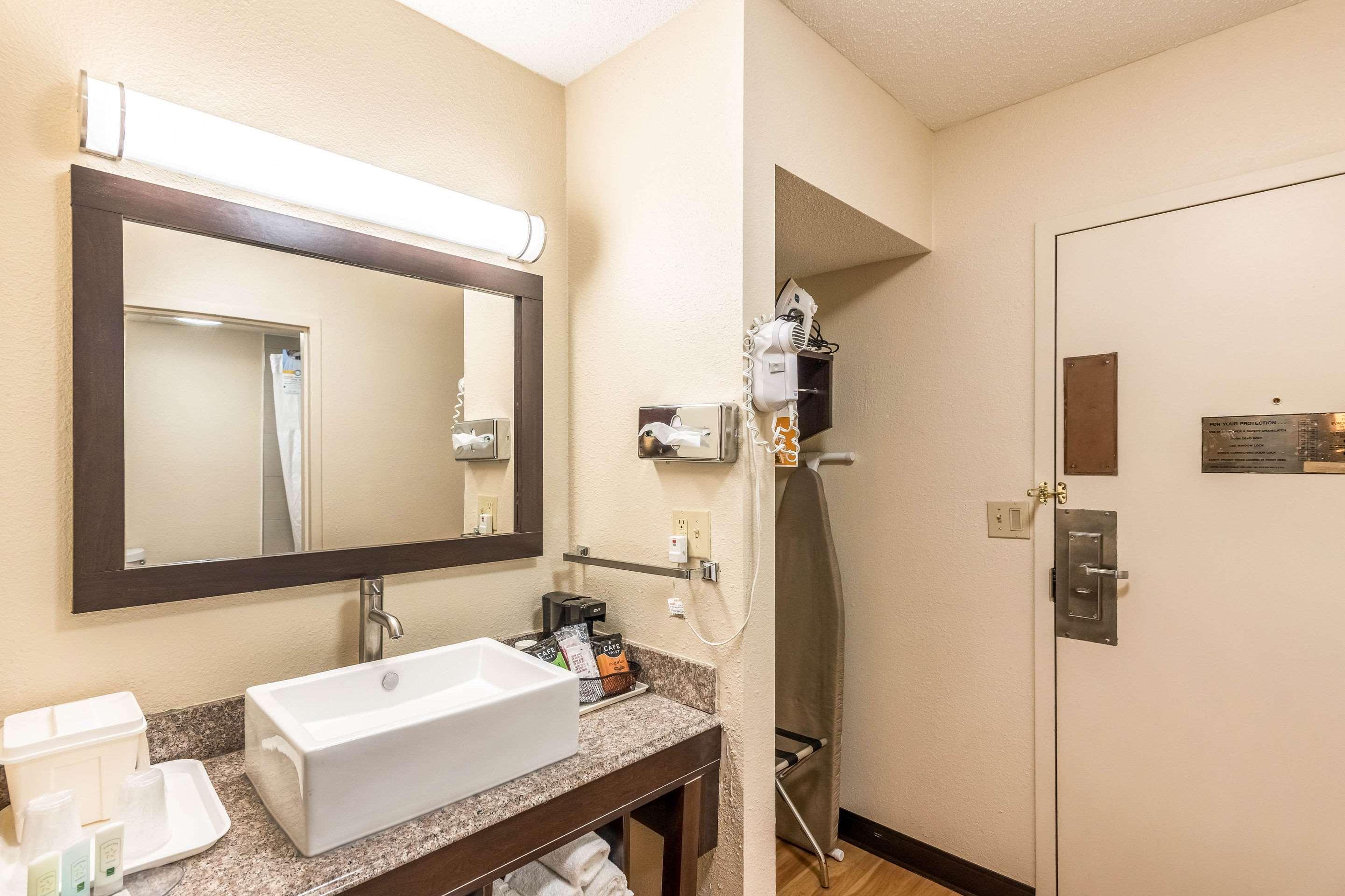 Colby Inn And Suites Zewnętrze zdjęcie